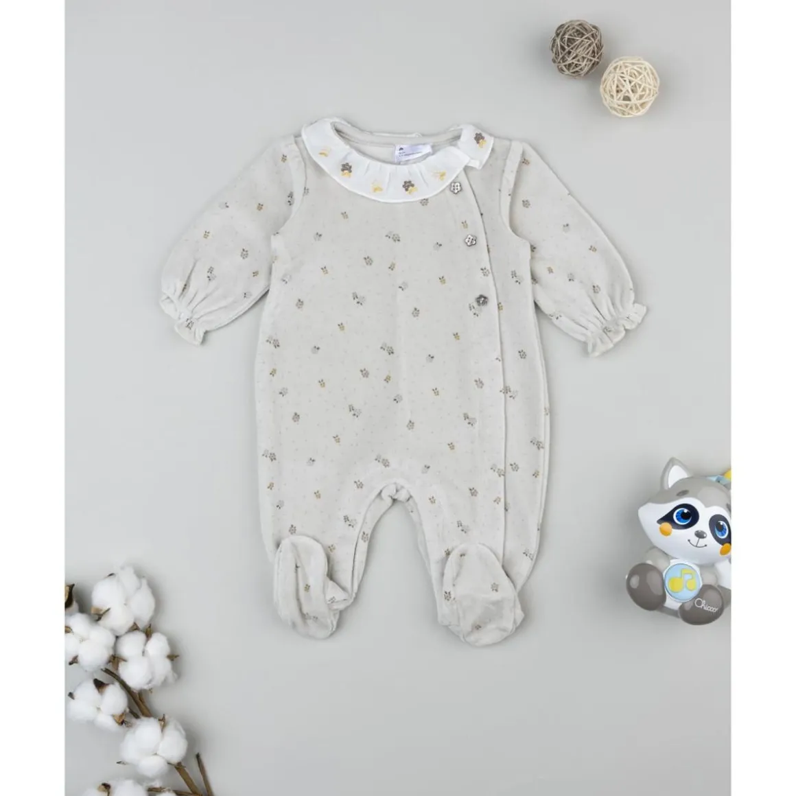 Pijama de bebé en terciopelo marrón con bordados