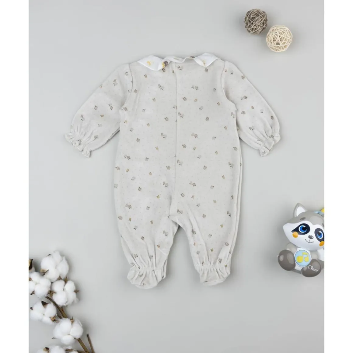 Pijama de bebé en terciopelo marrón con bordados