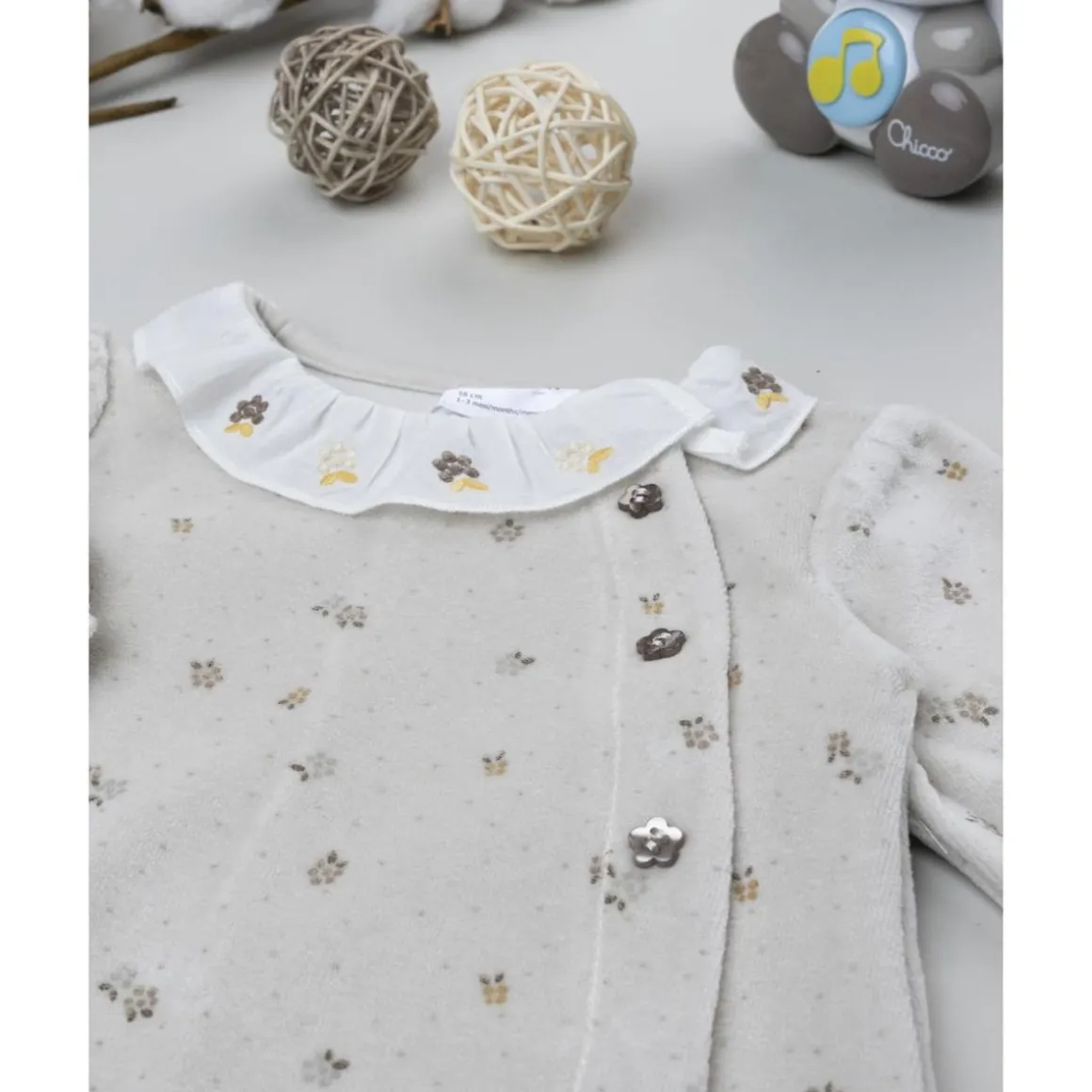 Pijama de bebé en terciopelo marrón con bordados