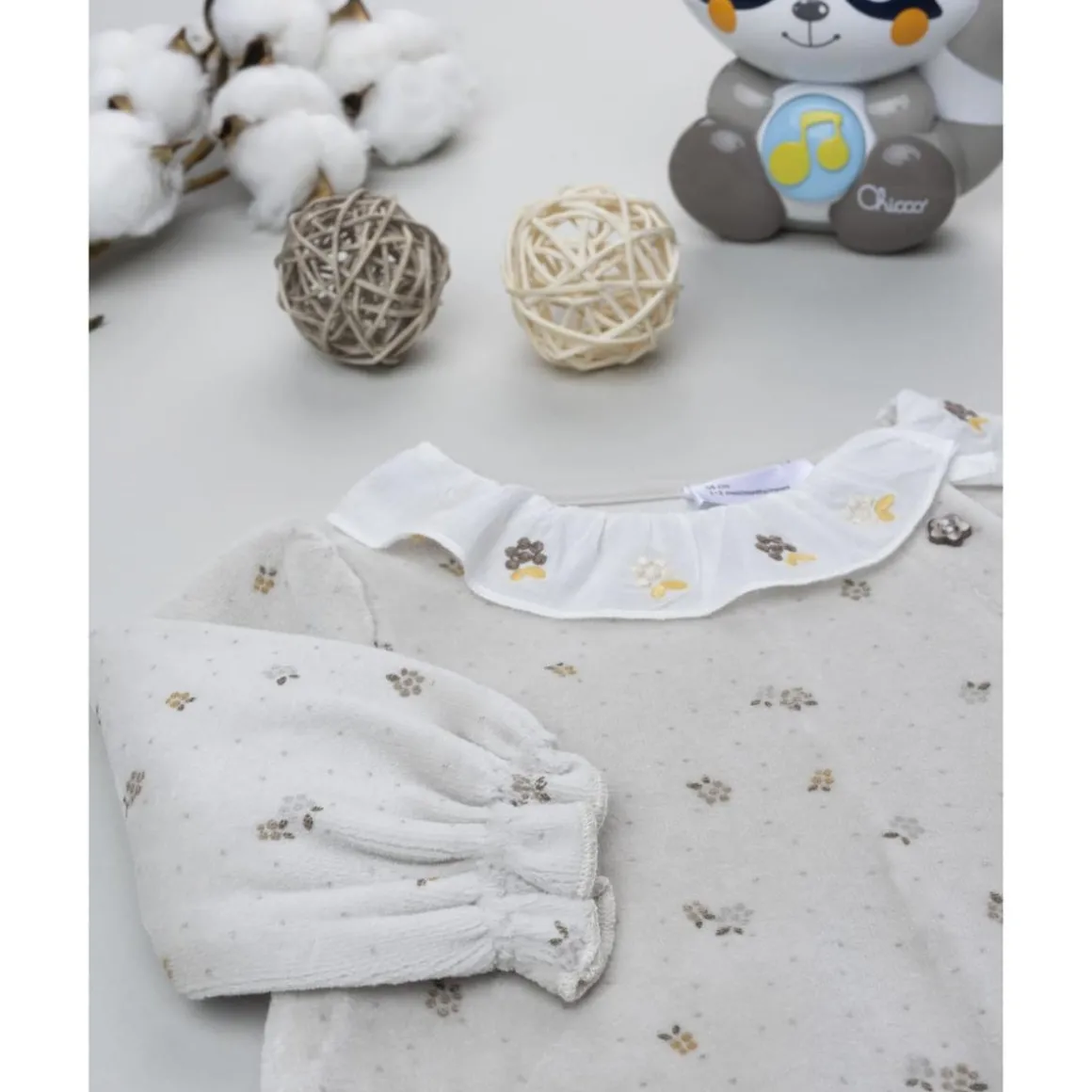 Pijama de bebé en terciopelo marrón con bordados