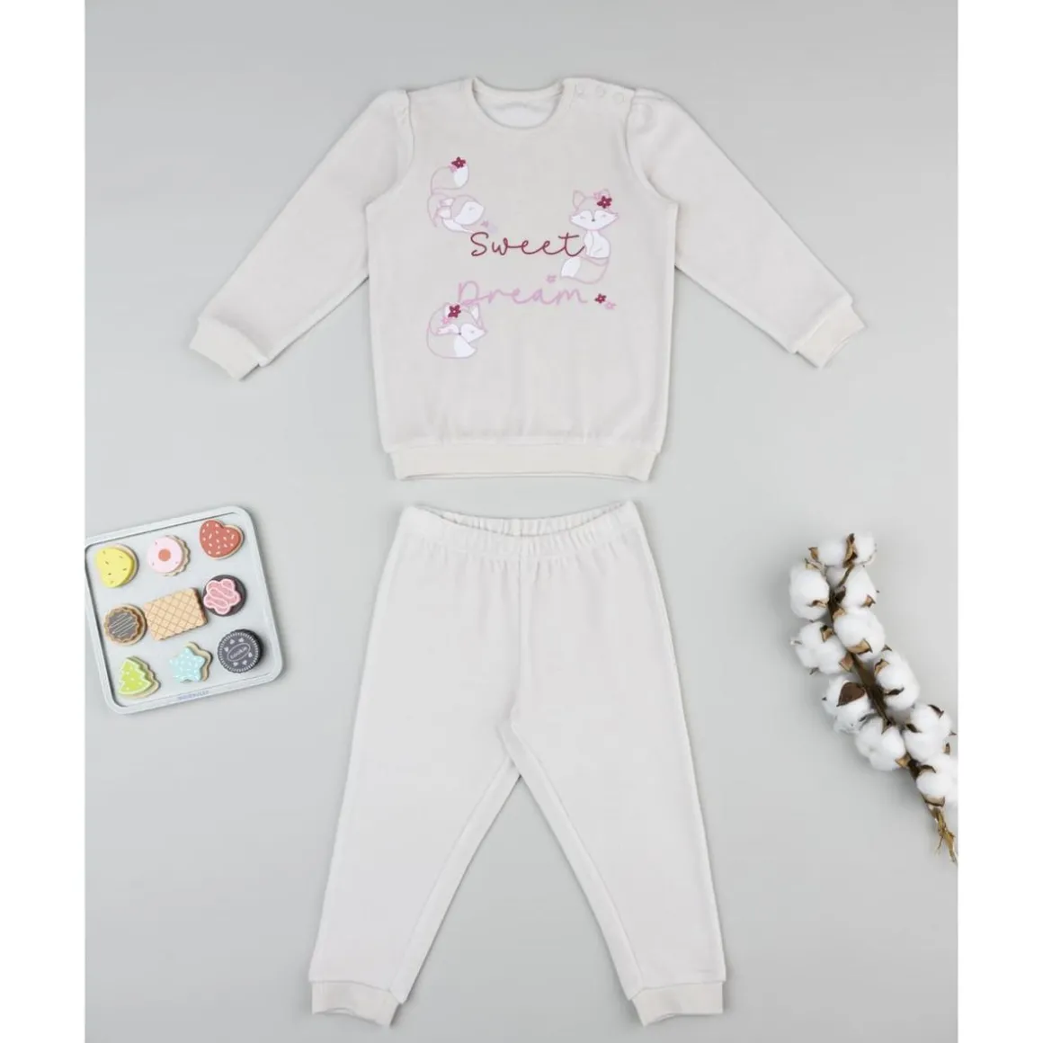 Pijama de niña beige con zorros
