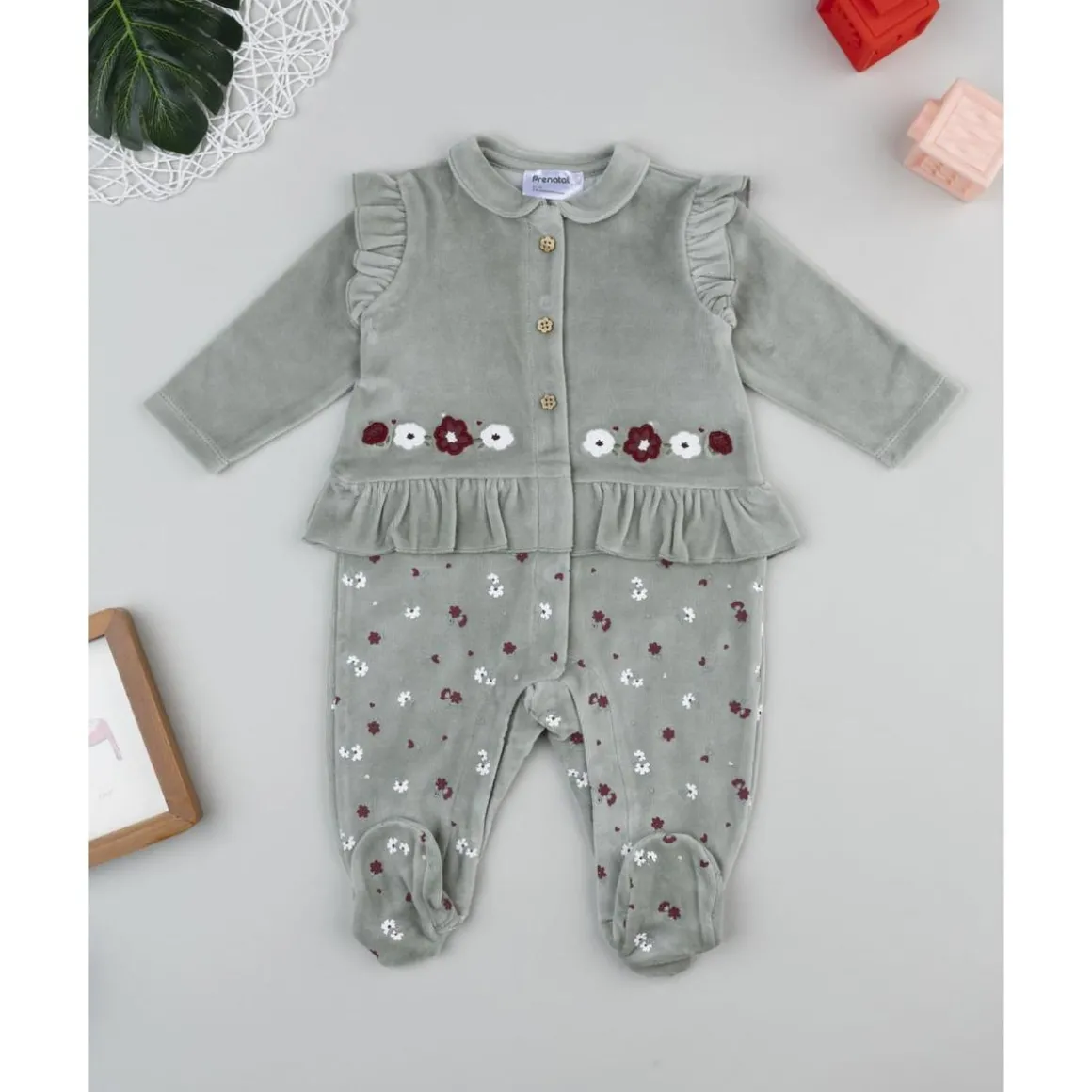 Pijama de niña en terciopelo verde con flores
