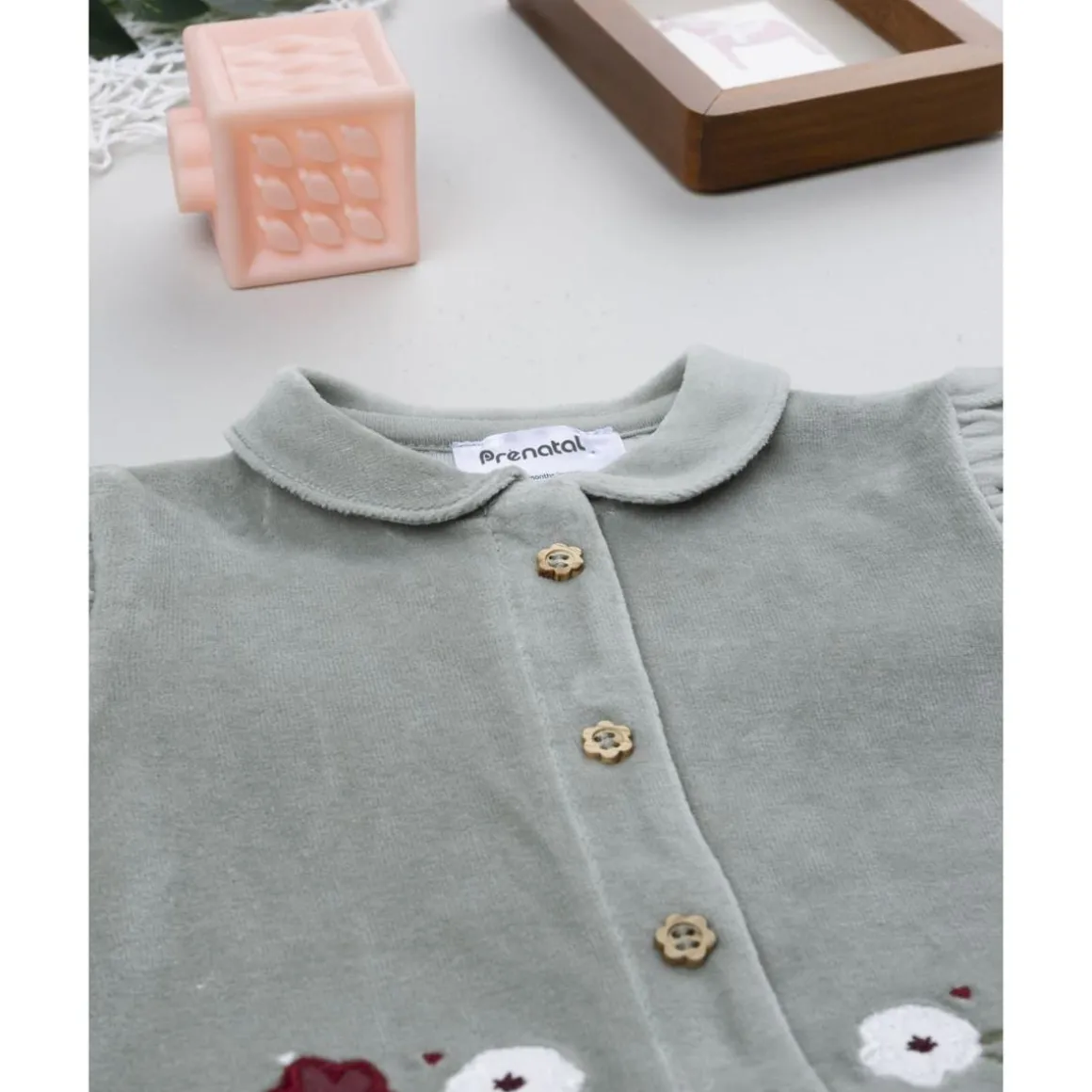 Pijama de niña en terciopelo verde con flores