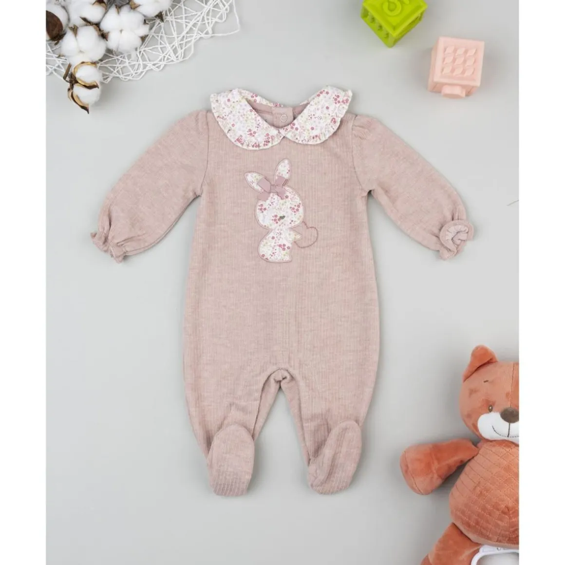 Pijama en color rosa antiguo de bebé niña con patch de conejito