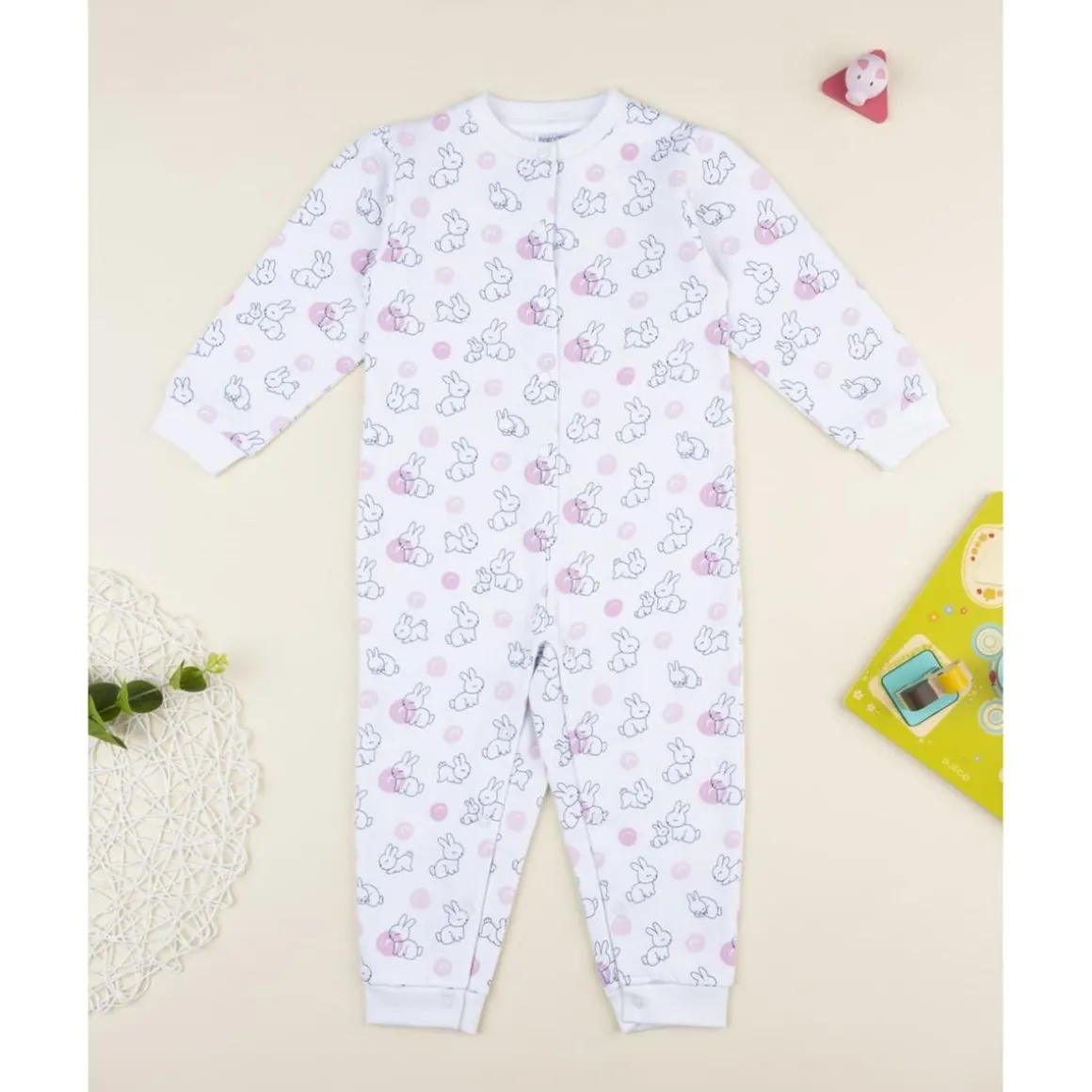 Pijama enterizo blanco con conejitos para niña