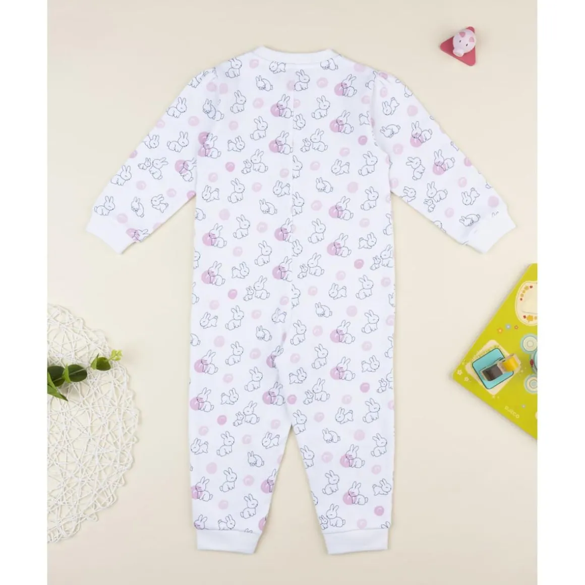 Pijama enterizo blanco con conejitos para niña