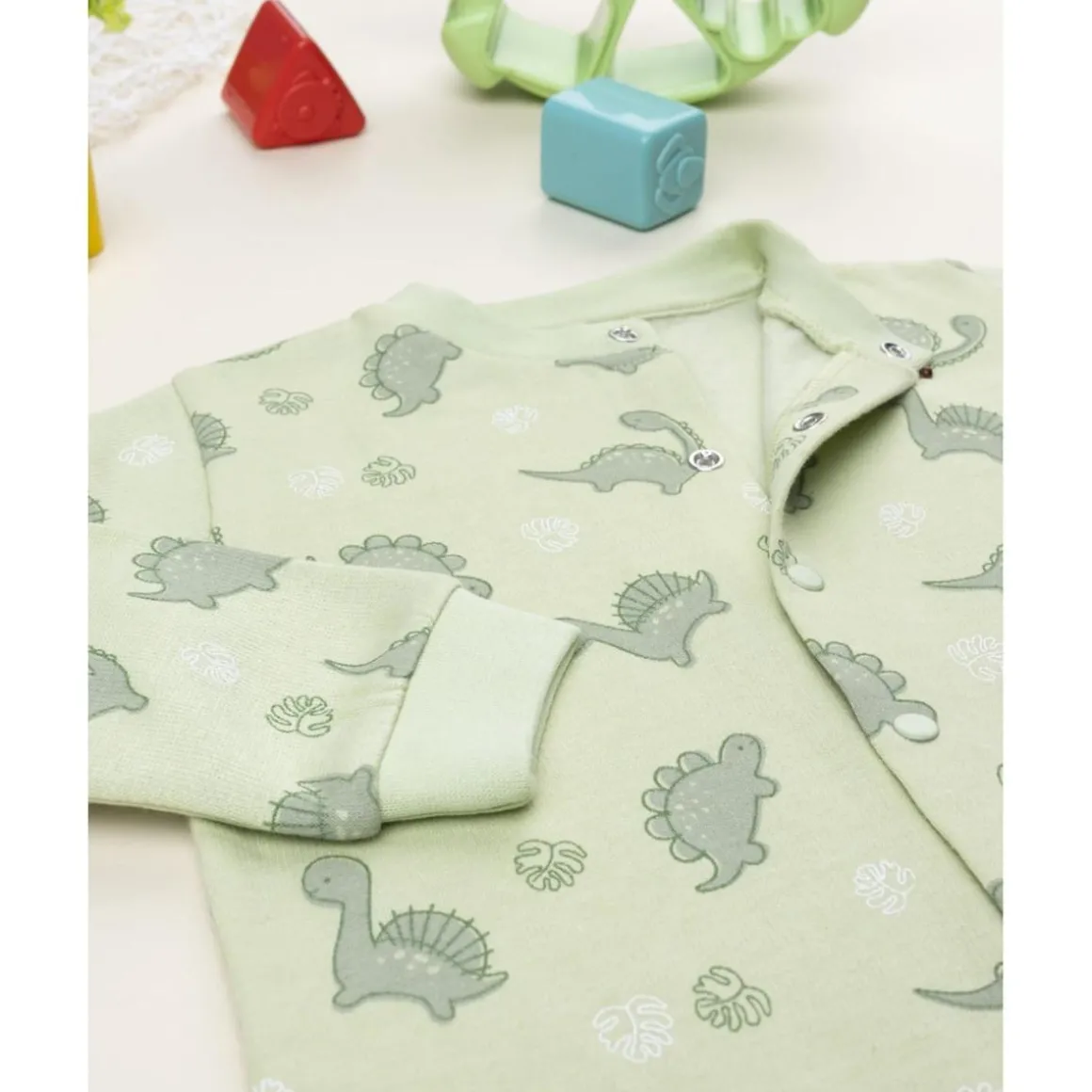 Pijama enterizo verde con estampado de dinosaurios para niño