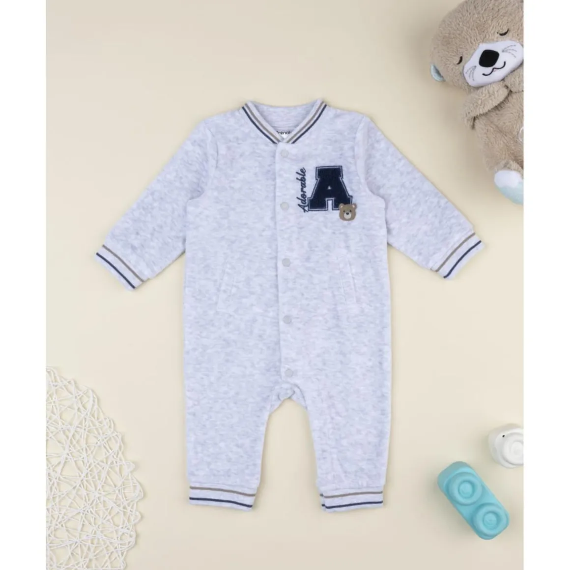 Pijama entero de terciopelo gris con parche