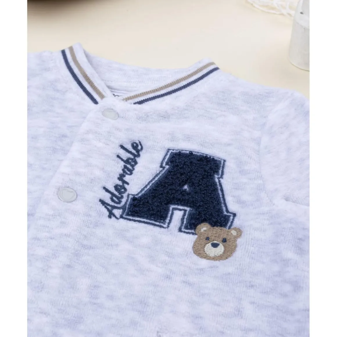 Pijama entero de terciopelo gris con parche