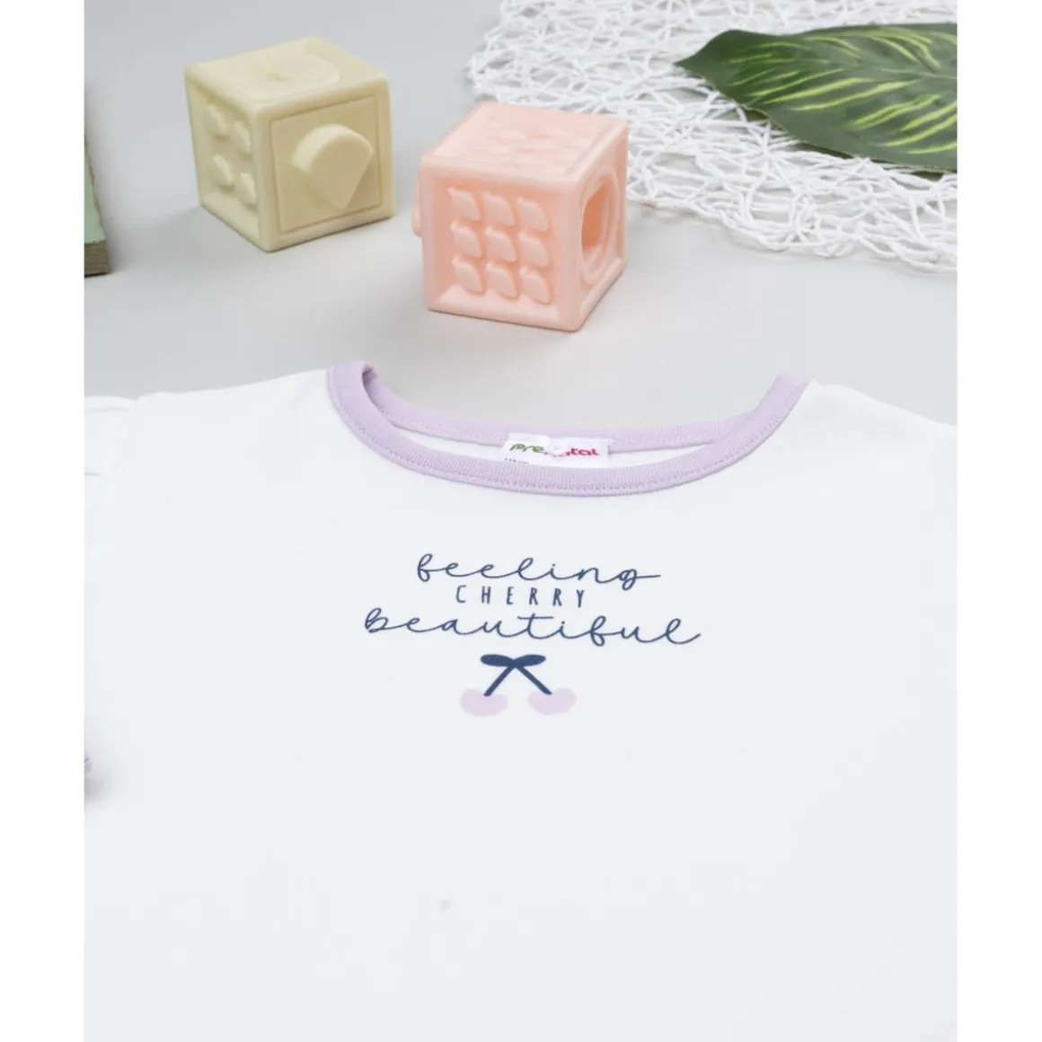 Pijama niña blanco y violeta con cerezas