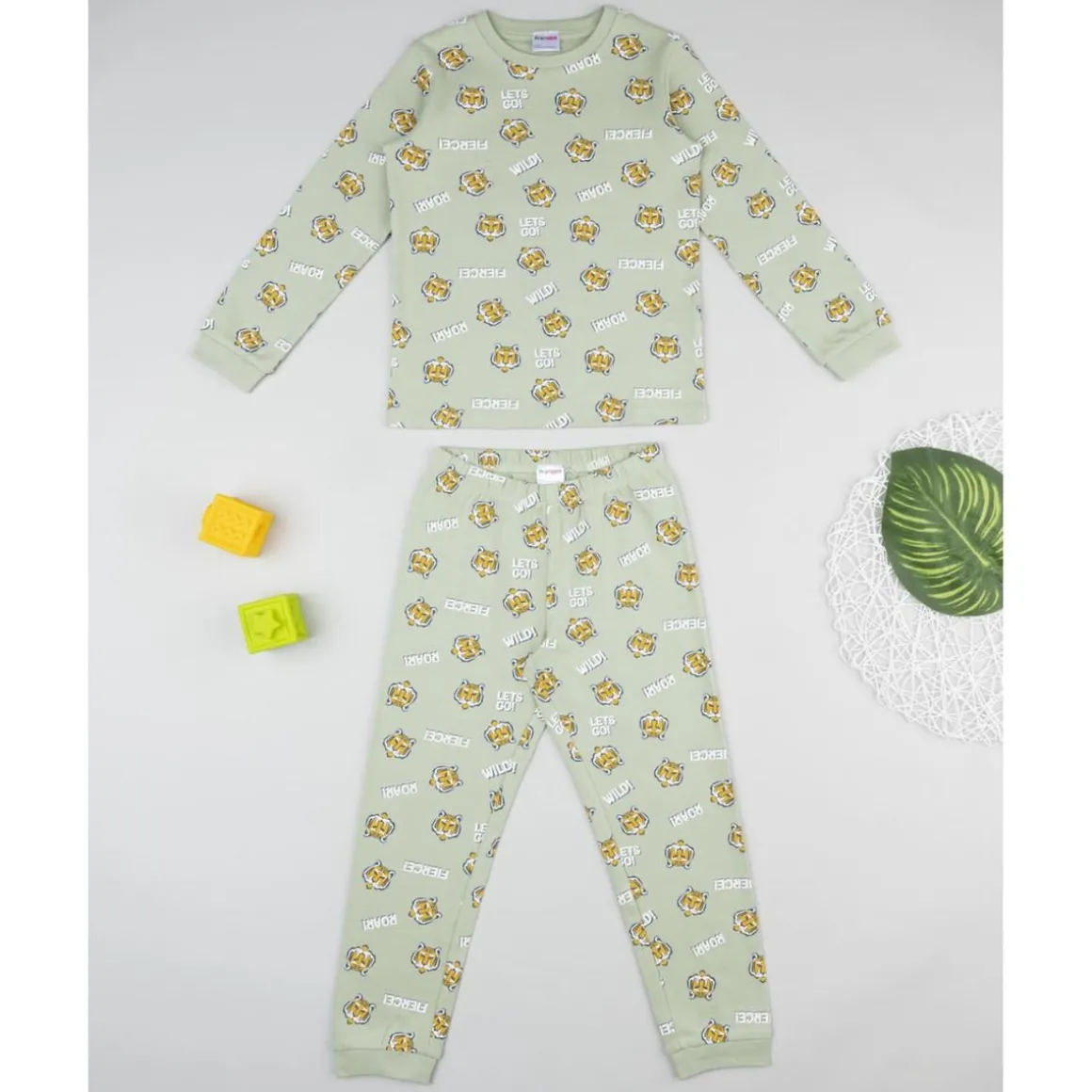 Pijama niño verde con estampado de tigre