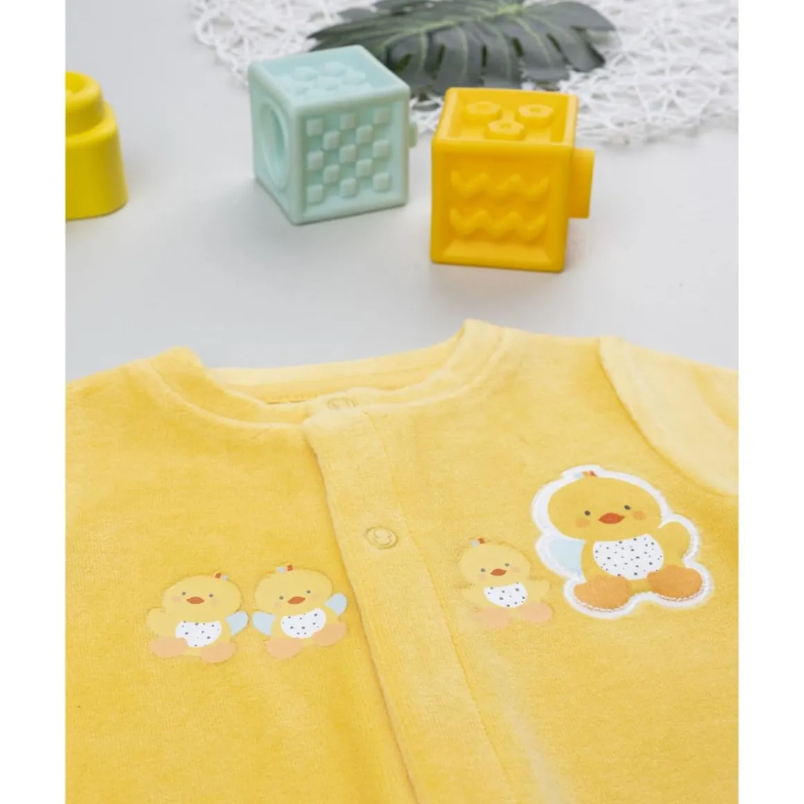 Pijama unisex de bebé en terciopelo amarillo con patitos