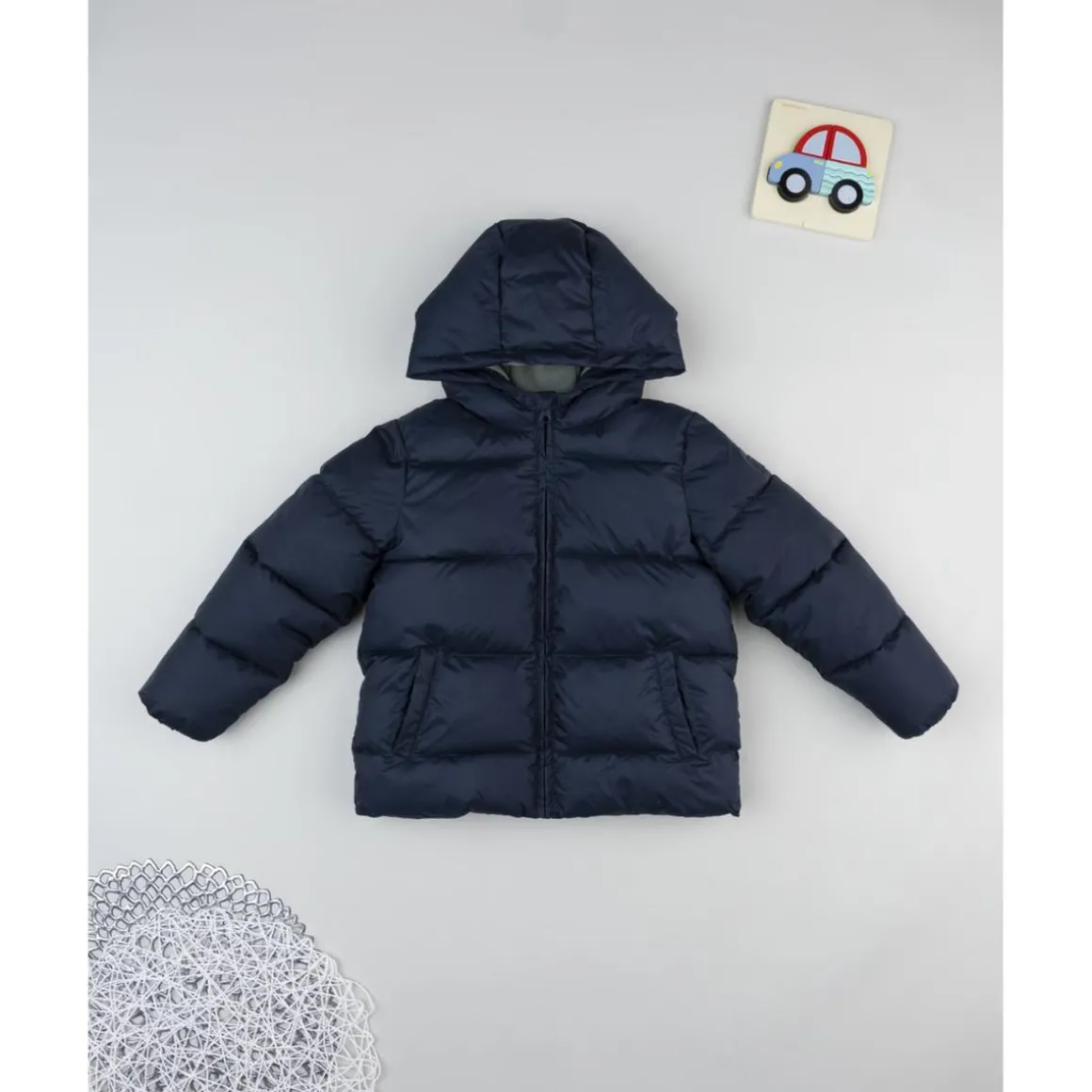 Plumífero azul con capucha para niño