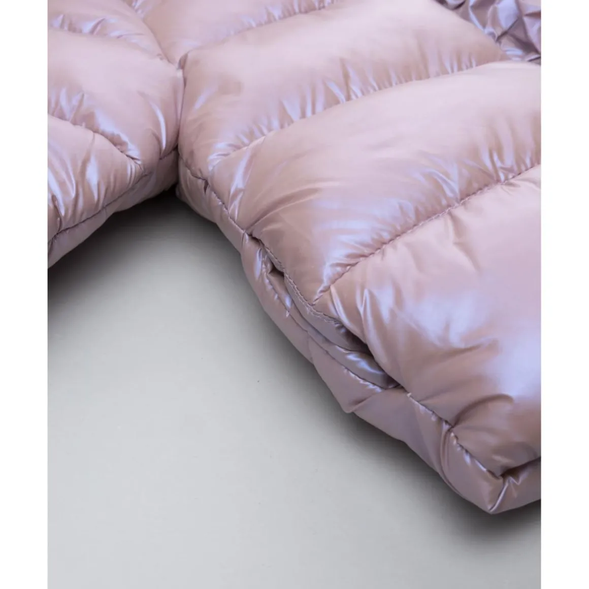 Plumífero rosa laminado para niña