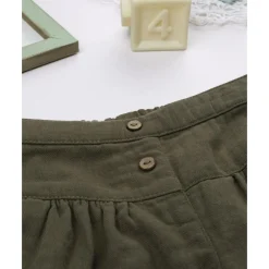 Shorts de niña verdes con bordado floral