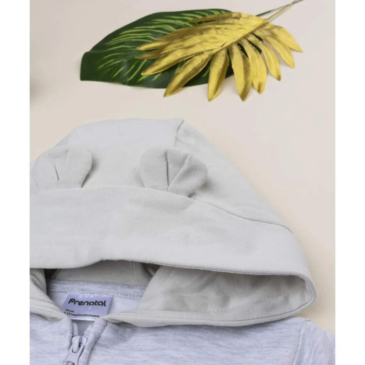 Sudadera gris con capucha y estampado de oso para niño