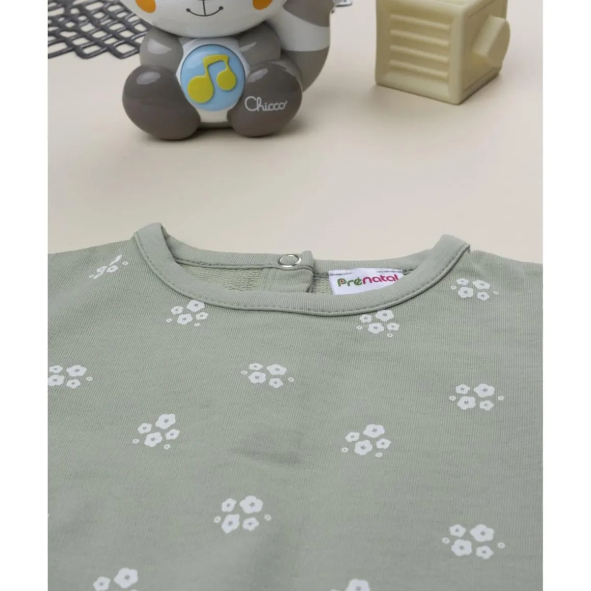 Sudadera niña verde con flores blancas
