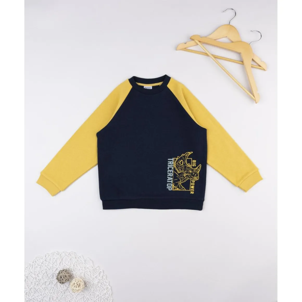 Sudadera niño azul/amarilla “Triceratops” raglán