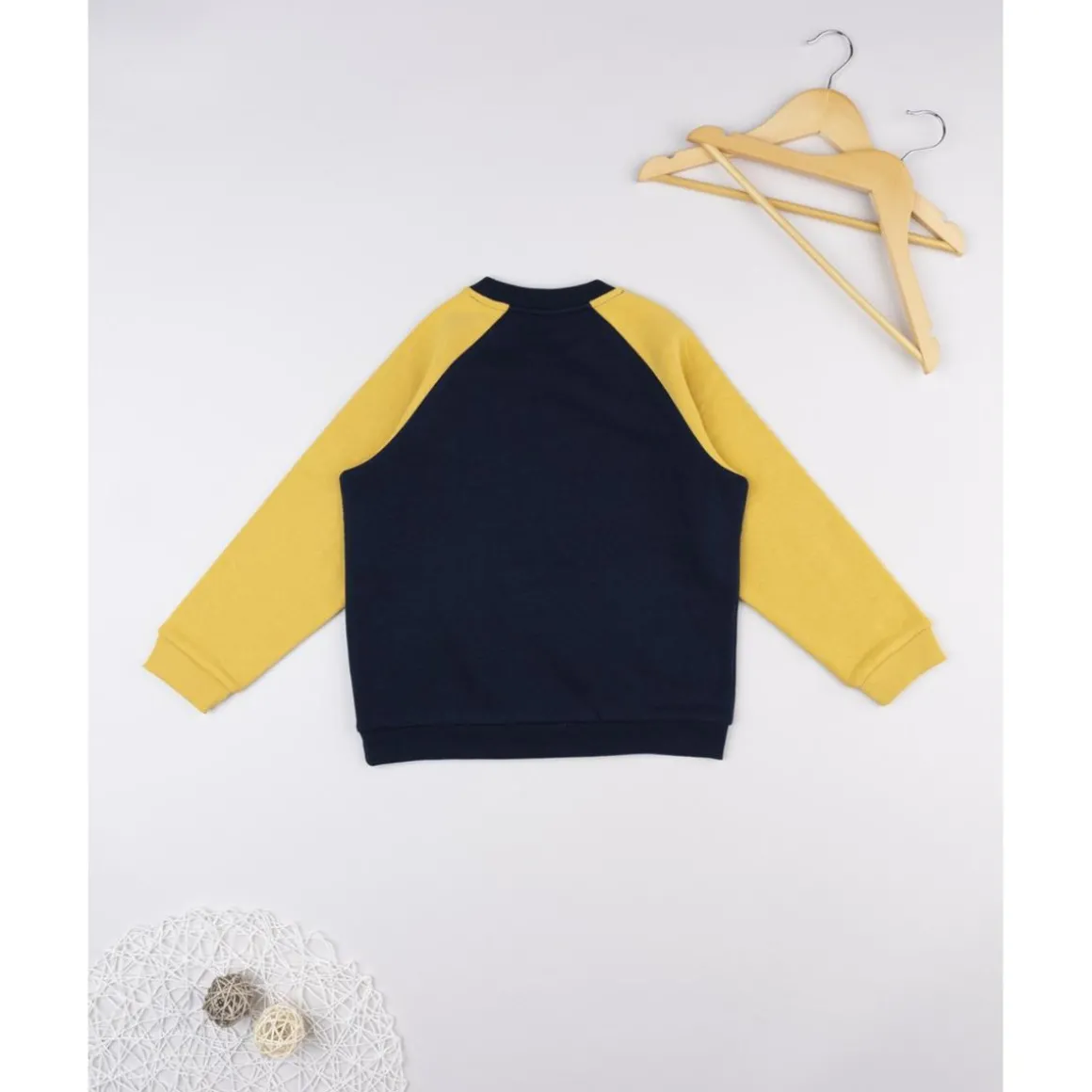 Sudadera niño azul/amarilla “Triceratops” raglán