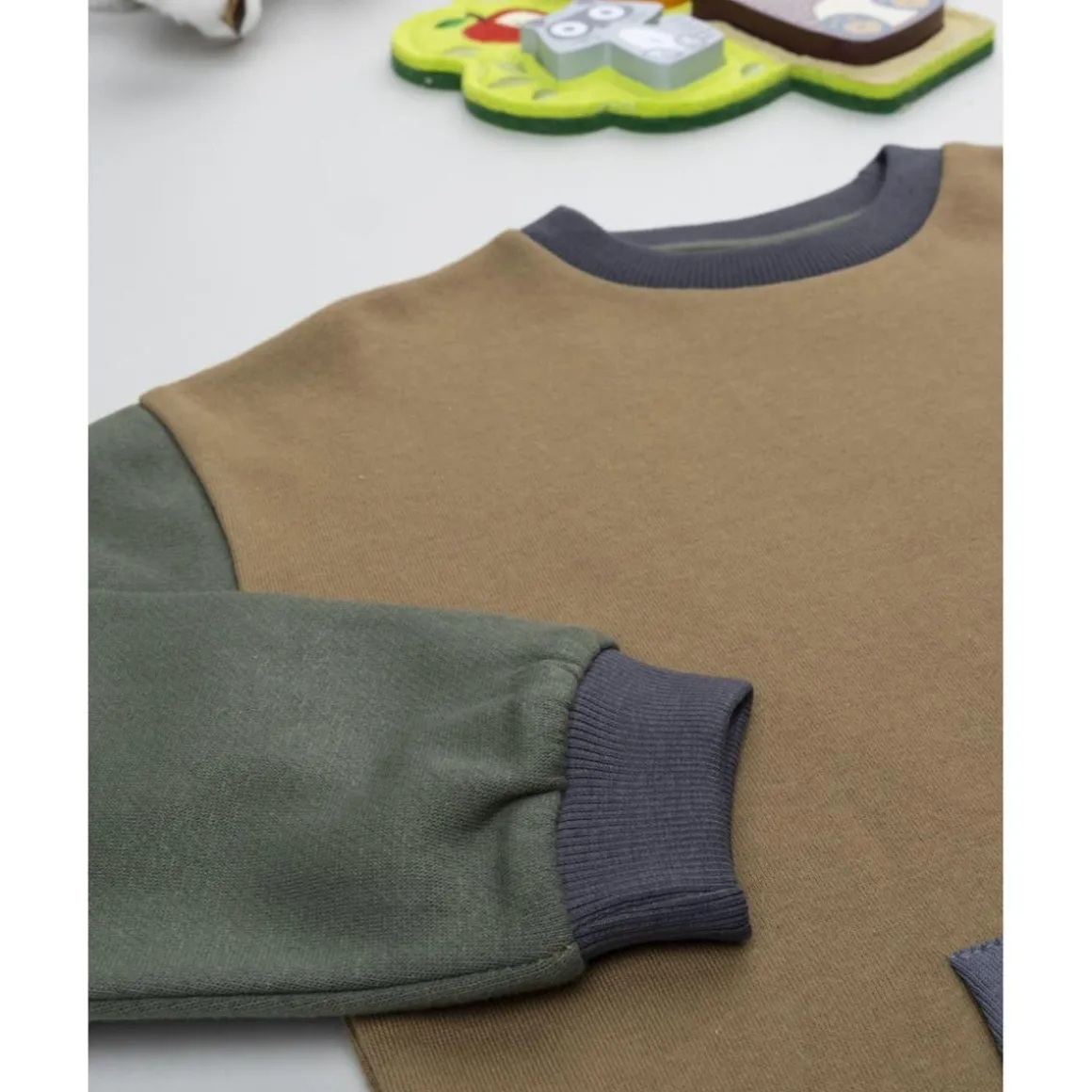 Sudadera niño color block marrón y verde