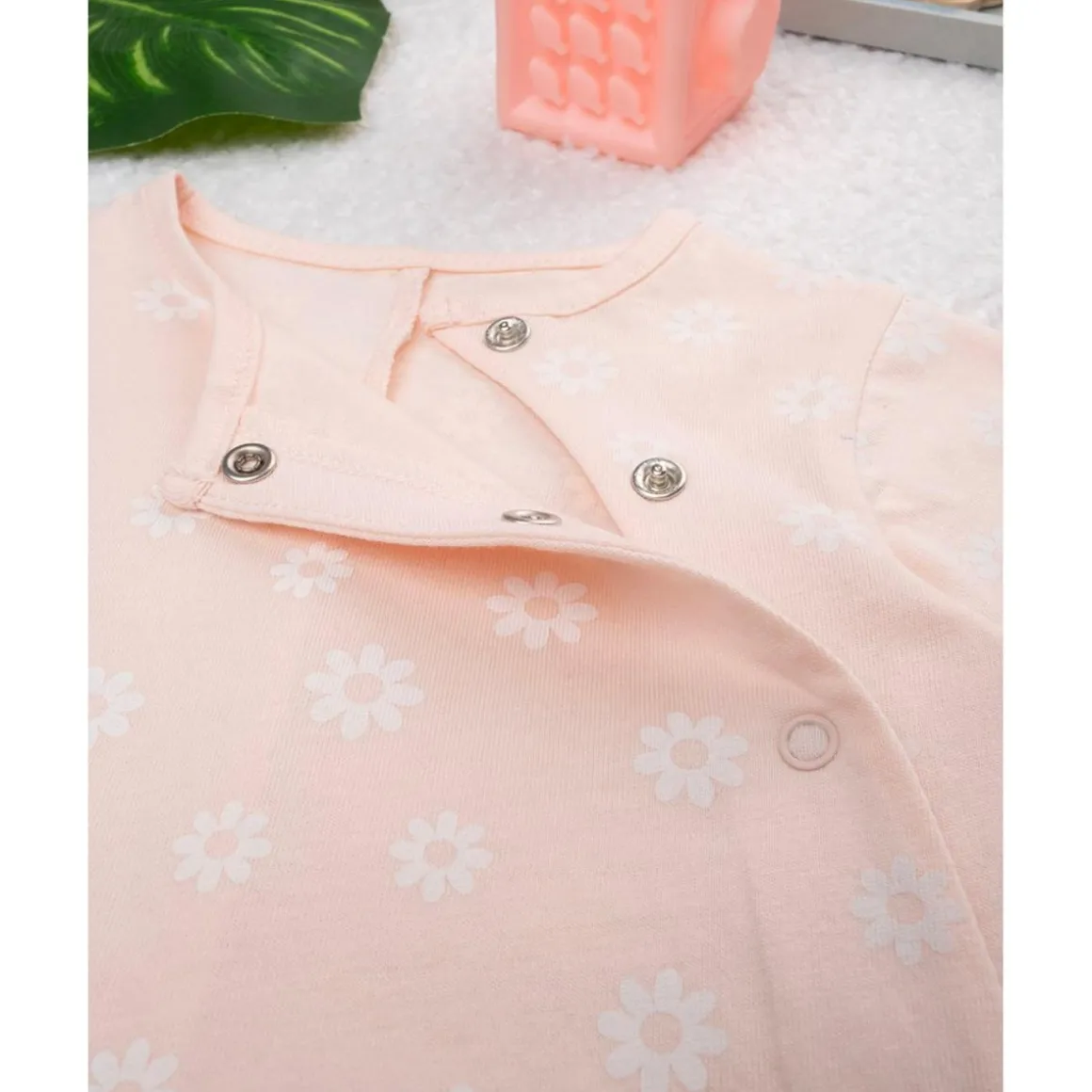 Traje de bebé salmón margaritas en todo