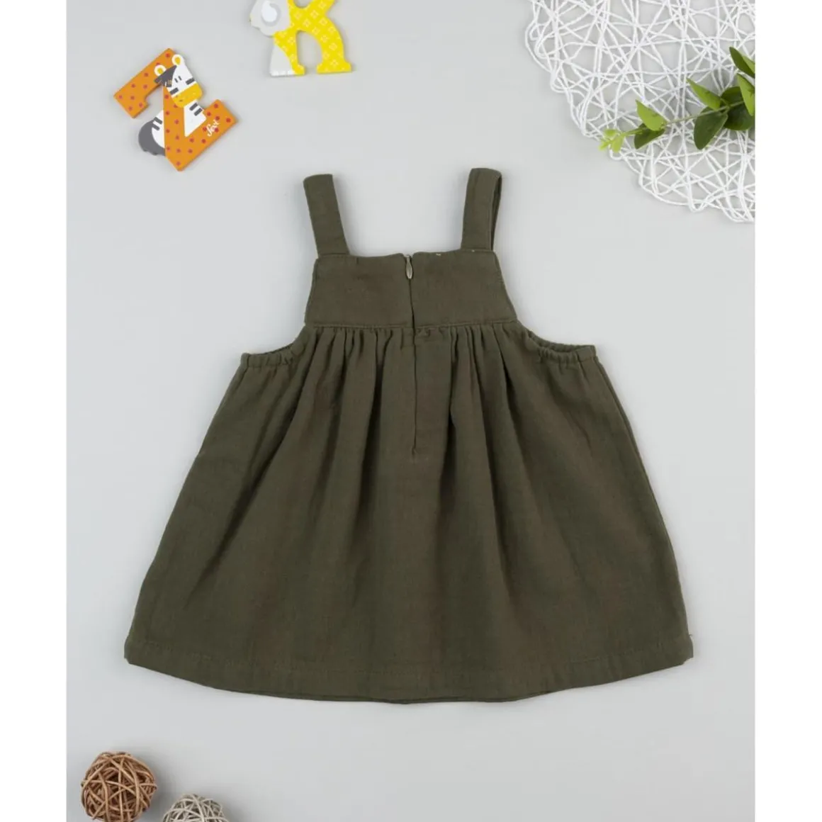 Vestido pichi verde con bordado para niña