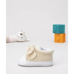 Zapatillas para bebé beige con lazo