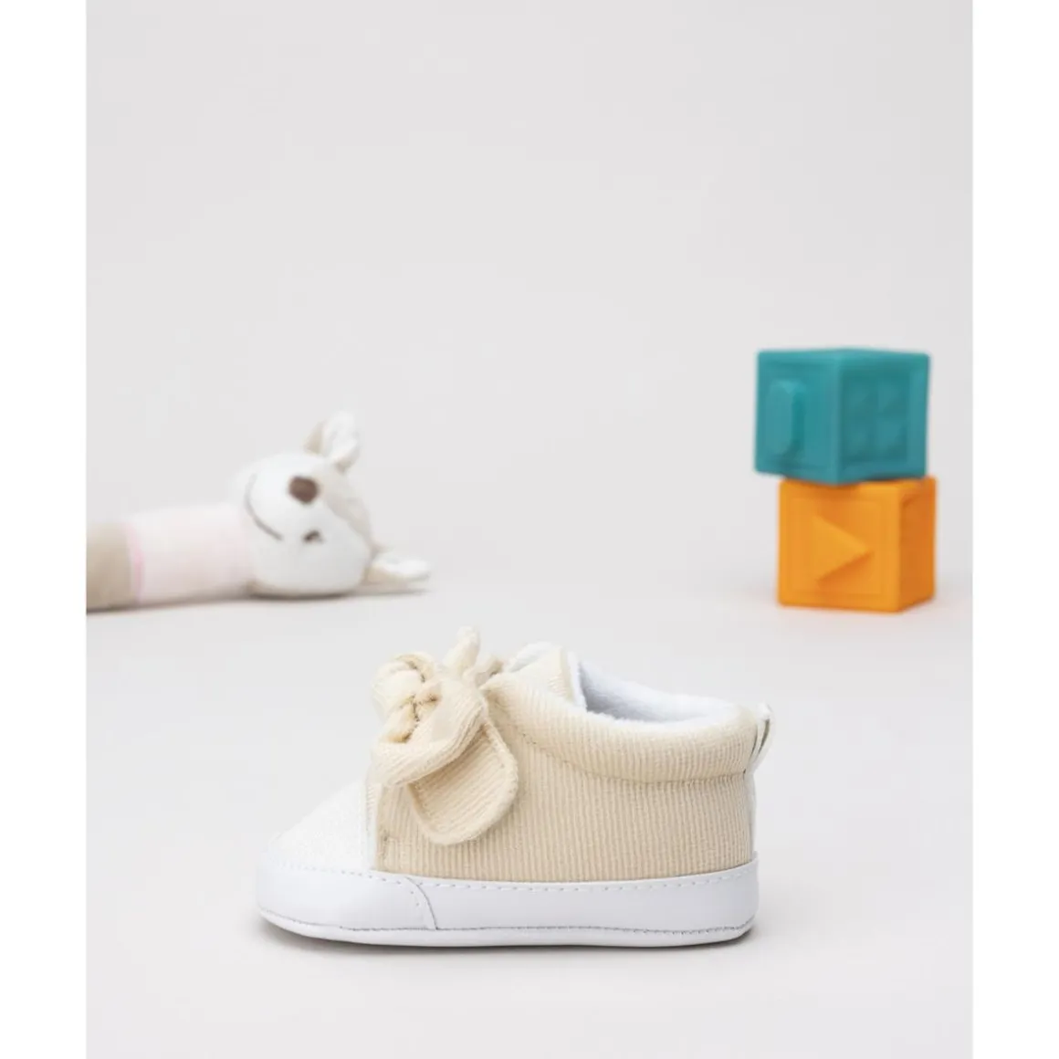 Zapatillas para bebé beige con lazo