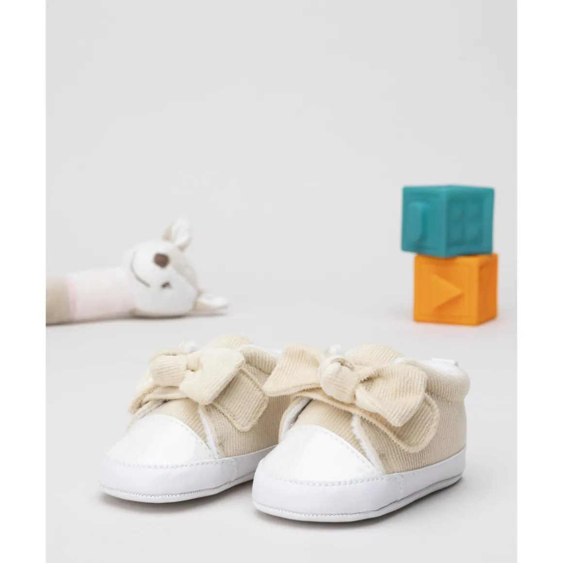 Zapatillas para bebé beige con lazo