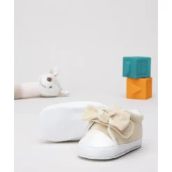 Zapatillas para bebé beige con lazo
